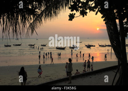 La Thaïlande, Krabi, Ao Nang, Plage, Coucher de soleil, les gens, les bateaux, Banque D'Images