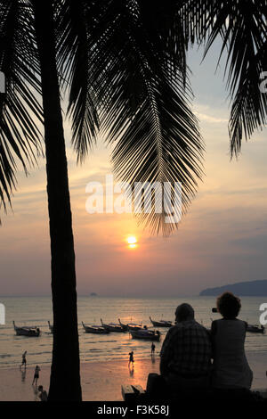 La Thaïlande, Krabi, Ao Nang, Plage, Coucher de soleil, les gens, les bateaux, Banque D'Images