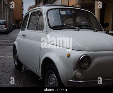 Une ancienne Fiat 500 à Bologne, Italie Banque D'Images