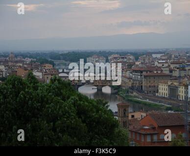 Une soirée de printemps au bord de la rivière Arno, Florence, Italie. Banque D'Images