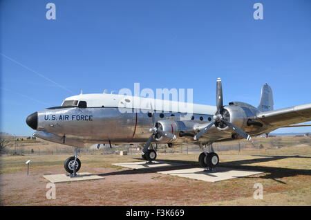 Rapid City, Dakota du Sud, USA. 10 avr, 2015. Un DC-4 Nous avion-cargo qui a servi dans le Pont Aérien de Berlin, vu au Dakota du Sud l'air et de l'espace sur l'Ellsworth Air Force Base près de Rapid City, Dakota du Sud, USA, 10 avril 2015. Gail Halvorsen, également connu sous le nom de 'Oncle Wiggly ailes', également survolé un DC-4 pendant ce temps. Halvorsen célèbre son 95e anniversaire le 10 octobre 2015. Photo : Chris Melzer/DPA - PAS DE FIL - SERVICE/dpa/Alamy Live News Banque D'Images