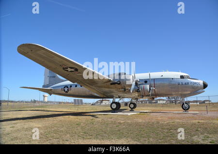 Rapid City, Dakota du Sud, USA. 10 avr, 2015. Un DC-4 Nous avion-cargo qui a servi dans le Pont Aérien de Berlin, vu au Dakota du Sud l'air et de l'espace sur l'Ellsworth Air Force Base près de Rapid City, Dakota du Sud, USA, 10 avril 2015. Gail Halvorsen, également connu sous le nom de 'Oncle Wiggly ailes', également survolé un DC-4 pendant ce temps. Halvorsen célèbre son 95e anniversaire le 10 octobre 2015. Photo : Chris Melzer/DPA - PAS DE FIL - SERVICE/dpa/Alamy Live News Banque D'Images