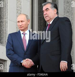 Le président russe Vladimir Poutine, serre la main avec le président tadjik Emomali Rahmon suite à l'Organisation du Traité de sécurité collective de la réunion du conseil le 15 septembre 2015 à Douchanbé, au Tadjikistan. Banque D'Images