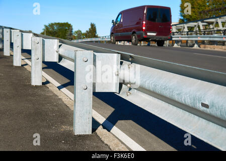 La sécurité barrière d'acier anodisé sur pont de l'autoroute Banque D'Images