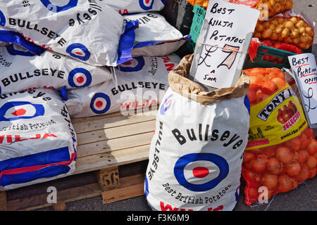 Des sacs de pommes de terre et oignons anglais britannique au marché de plein air à Bristol, Angleterre Banque D'Images