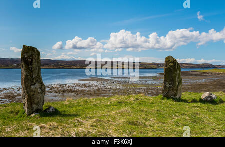 Comité permanent des pierres sur Kensaleyre en Écosse avec ciel bleu et l'océan baie, île de Skye. Banque D'Images