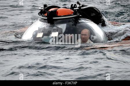 Le président russe Vladimir Poutine à bord d'un mini-sous-marins sous-marin bathyscaphe qu'il plonge dans la mer Noire pour voir l'épave d'un ancien navire marchand coulé le 18 août 2015 près de Sébastopol, en Crimée. Banque D'Images