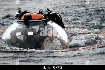 Le président russe Vladimir Poutine à bord d'un mini-sous-marins sous-marin bathyscaphe qu'il plonge dans la mer Noire pour voir l'épave d'un ancien navire marchand coulé le 18 août 2015 près de Sébastopol, en Crimée. Banque D'Images