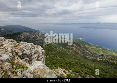 Vue panoramique du haut de la montagne Vidova Gora vers Bol et plage de Zlatni Rat à l'île de Brac en Croatie. Banque D'Images