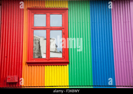 Fenêtre colorée de Kiki Bar Queer, Reykjavik, Islande. Banque D'Images