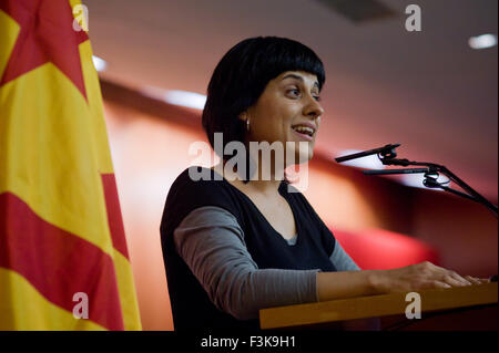 ANNA GABRIEL de tasse, la gauche pro-parti de l'indépendance, au cours d'une conférence politique à Barcelone, Espagne, le 8 octobre 2015. C Banque D'Images
