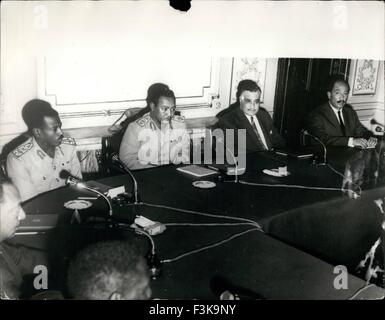 24 février 1967 - Général Visites Numeiry U.A.R. : Le général Numeiry, Président du Conseil de la révolution soudanaise, a récemment effectué une visite officielle à la République arabe unie, au cours de laquelle il a eu des entretiens avec le président Nasser, et par la suite, a effectué une visite de la ligne de front, où il a passé plusieurs heures avec les troupes égyptiennes et soudanaises qui y sont stationnées des unités. Photo montre général Numeiry à côté de président Nasser pendant leurs entretiens au Caire. Sur la gauche est membre du Conseil de commandement soudanais le Colonel Khaled Hassan Abbas, et à droite est l'Anvar El Sdat. Membre du comité exécutif supérieur ASU. Banque D'Images