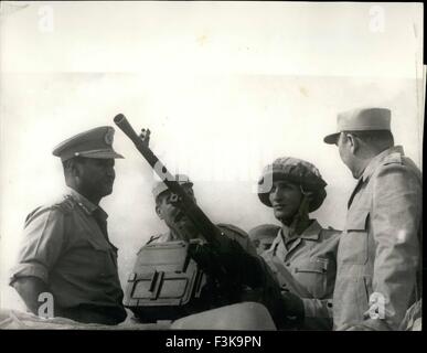 24 février 1950 - Général Visites Numeiry U.A.R. : Le général Numeiry, Président du Conseil de la révolution soudanaise, a récemment effectué une visite officielle à la République arabe unie, au cours de laquelle il a eu des entretiens avec le président Nasser, et par la suite, a effectué une visite de la ligne de front, où il a passé plusieurs heures avec les troupes égyptiennes et soudanaises qui y sont stationnées des unités. Général Nuumeiry montre la photo en photo lors de sa visite à la ligne avant de parler au commandant de l'une des unités blindées soudanais après avoir pris part à une manœuvre avec des munitions. Gen. Numeiry était accompagné du général Mo Banque D'Images