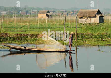 Reflet d'une jambe sur l'aviron pêcheur ethnie Intha au Lac Inle, à l'État de Shan, Myanmar Banque D'Images