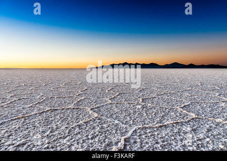 Lever du soleil dans le Salar de Uyuni, Bolivie Banque D'Images