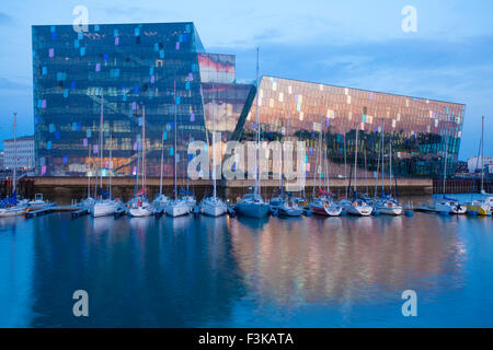 Harpa Concert Hall et le bord de yachts au crépuscule, Reykjavik, Islande. Banque D'Images