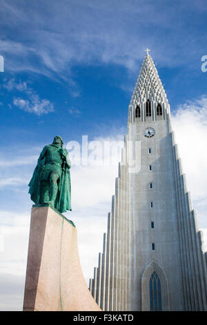 L'église Hallgrimskirkja et statue de l'explorateur Viking Leif Erikson, Reykjavik, Islande. Banque D'Images