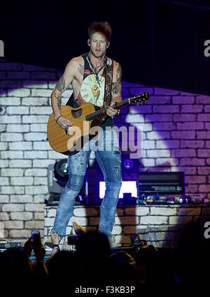 Manhattan, Kansas 6-26-2015 Brian Kelley de Floride Géorgie Line à l'éjecteur Pays concert à Manhattan, Kansas. Floride Géorgie ligne est un duo composé de bro-pays (Brian Kelley d'Ormond Beach, en Floride) et Tyler Hubbard (de Monroe, Michigan). Floride Géorgie Line a été formé en 2010 à Nashville, Tennessee. En décembre 2011, ils ont signé le contrat d'édition, la production et la direction s'occupe de Craig Wiseman (Big Loud Shirt Publishing), Kevin 'chef' Zaruk (Chef de la gestion de la musique), et Joey Moi (sur la montagne Records) partenariat, Big Loud Mountain.[2] leur deuxième EP, juste ce qu'il'z Banque D'Images