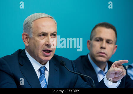 Jérusalem. 8 octobre, 2015. Le Premier ministre israélien Benjamin Netanyahu (L) traite d'une conférence de presse conjointe du bureau du premier ministre à Jérusalem, le 8 octobre 2015. Le Premier ministre israélien Benjamin Netanyahu a ordonné à la police d'interdire les visites de ministres et législateurs israéliens à Jérusalem est d'éclair de la mosquée al-Aqsa, représentants du gouvernement israélien a confirmé à Xinhua jeudi. Le mouvement vise à calmer les tensions de fortification entre Palestiniens et Juifs et en réduisant le niveau de la violence palestinienne. JINI ©/Xinhua/Alamy Live News Banque D'Images