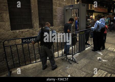 Jérusalem. 8 octobre, 2015. Les forces de sécurité israéliennes montent la garde en tant que travailleurs installer un détecteur de métal dans le quartier musulman de la vieille ville de Jérusalem, le 8 octobre 2015, à la suite d'une série d'attaques de couteau. Poignardant attaques ont profondément troublé les Israéliens et les autorités ont du mal à les empêcher, avec des suspects souvent de jeunes Palestiniens que l'on croit être agissant en leur propre. De violents affrontements ont éclaté en Cisjordanie et à Jérusalem-Est depuis près d'une semaine qui a laissé sept Palestiniens et de quatre Israéliens tués. © Muammar Awad/Xinhua/Alamy Live News Banque D'Images