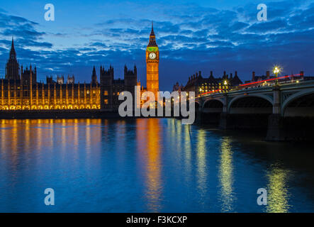 Vue sur la Tamise des Chambres du Parlement et le pont de Westminster à Londres. Banque D'Images