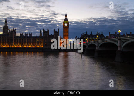 Vue sur la Tamise des Chambres du Parlement et le pont de Westminster à Londres. Banque D'Images