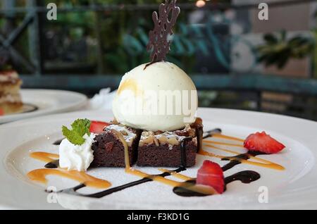 Un riche dessert fait à partir de gâteau brownie au chocolat et sa glace vanille Banque D'Images