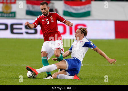 Budapest, Hongrie. 8 octobre, 2015. Le Hongrois Attila Fiola (l) est abordé par Joan Edmundsson des Îles Féroé Îles Féroé, au cours de la Hongrie par rapport à l'UEFA Euro 2016 football match qualificatif en Groupama Arena. Credit : Laszlo Szirtesi/Alamy Live News Banque D'Images