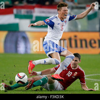 Budapest, Hongrie. 8 octobre, 2015. Le Hongrois Zoltan Gera (r) glisse contre féroïen Kaj Bartalsstovu au cours de la Hongrie par rapport aux îles Féroé, l'UEFA Euro 2016 football match qualificatif en Groupama Arena. Credit : Laszlo Szirtesi/Alamy Live News Banque D'Images