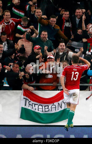 Budapest, Hongrie. 8 octobre, 2015. Le Hongrois Daniel Bode (13) rend hommage pour les fans après son deuxième score au cours de la Hongrie par rapport aux Îles Féroé l'UEFA Euro 2016 football match qualificatif en Groupama Arena. Credit : Laszlo Szirtesi/Alamy Live News Banque D'Images