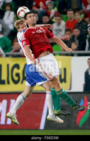 Budapest, Hongrie. 8 octobre, 2015. La bataille entre le Hongrois Daniel Bode (r) et des îles Féroé Odmar Faero durant la Hongrie Îles Féroé par rapport à l'UEFA Euro 2016 football match qualificatif en Groupama Arena. Credit : Laszlo Szirtesi/Alamy Live News Banque D'Images