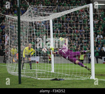 Windsor Road, Belfast, Royaume-Uni. 8 octobre, 2015. Le troisième but de l'Irlande du Nord dans leur victoire de 3-1 sur la Grèce. Banque D'Images