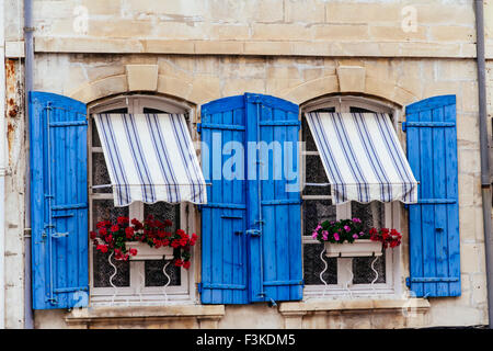 Volets roulants et stores fenêtre bleue sur la construction à Arles, Bouches-du-Rhône, France Banque D'Images