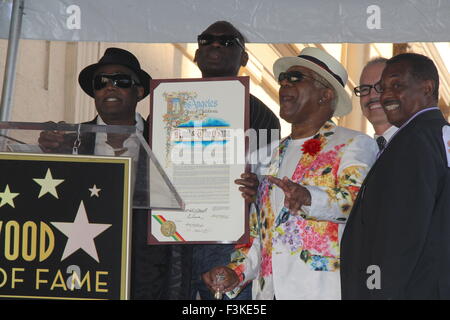 Hollywood, Californie, USA. 7 Oct, 2015. J15786CHW.Kool & The Gang honoré d'un 'Celebration' pour leur 50e anniversaire avec une étoile sur le Hollywood Walk of Fame.7065 Hollywood Blvd, Hollywood, CA.10/08/2015.RONALD KHALIS BELL, DENNIS ''T'' THOMAS, George BROWN, Mitch O'FARRELL ET ROBERT ''KOOL'' BELL - KOOL & THE GANG .©Clinton H. Wallace/Photomundo/ International Inc Photos Credit : Clinton Wallace/Globe Photos/ZUMA/Alamy Fil Live News Banque D'Images