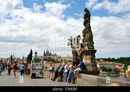 Les gens sur le Pont Charles, avec vue sur la Vltava, le château de Prague dans le Banque D'Images