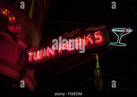 Pour l'enseigne au néon Twin Peaks Bar à l'angle de Castro et Marché de San Francisco, en Californie. Banque D'Images