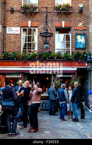 Les personnes qui boivent à l'extérieur de l'agneau et du drapeau Pub, Rose Street, Covent Garden, Londres, UK Banque D'Images