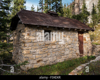 La CCC historique bâtiment des latrines, Mirror Lake, Snowy Range, le Wyoming. Banque D'Images