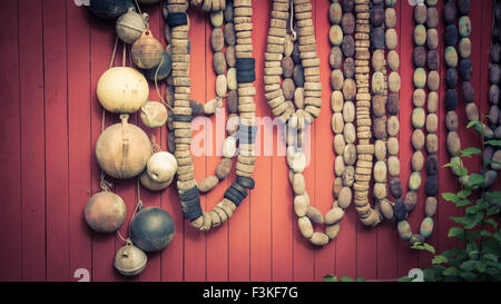 Vintage Collection de flotteurs de pêche accroché sur un mur avec une coloration rouge vintage. Banque D'Images