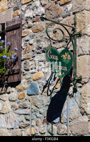 Sign en fer forgé sur une maison en pierre mur dans le village d'Yvoire, france Banque D'Images