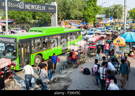 Voitures, bus et rikshaws cought cycle sont dans les embouteillages en face de la gare ferroviaire de New delhi Banque D'Images