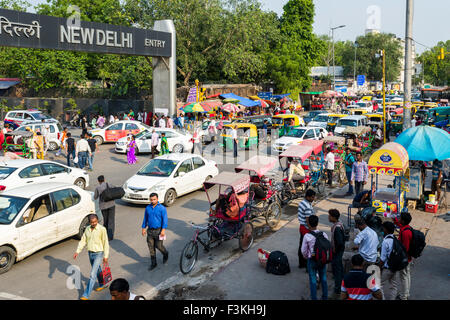 Voitures, bus et rikshaws cought cycle sont dans les embouteillages en face de la gare ferroviaire de New delhi Banque D'Images