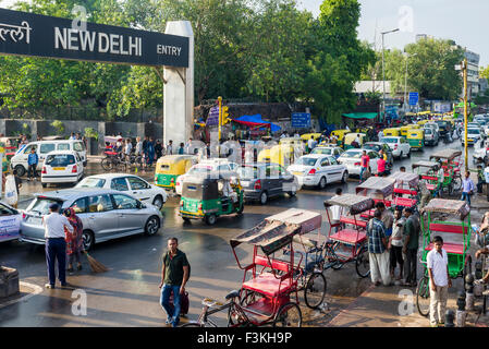 Voitures, bus et rikshaws cought cycle sont dans les embouteillages en face de la gare ferroviaire de New delhi Banque D'Images