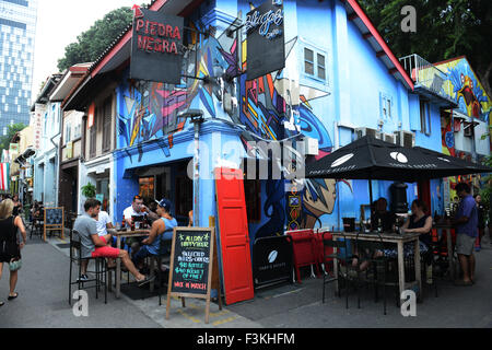 Des bars animés sur Haji Lane à Kampong Glam, Singapour. Banque D'Images