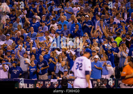 Kansas City, MO, USA. 05Th Oct, 2015. Chris Young # 32 des Royals de Kansas City promenades hors du terrain comme les fans de célébrer dans la troisième manche pendant la partie 1 de la série de division entre les séries les Astros de Houston et les Royals de Kansas City à Kauffman Stadium de Kansas City, MO. Kyle Rivas/CSM/Alamy Live News Banque D'Images