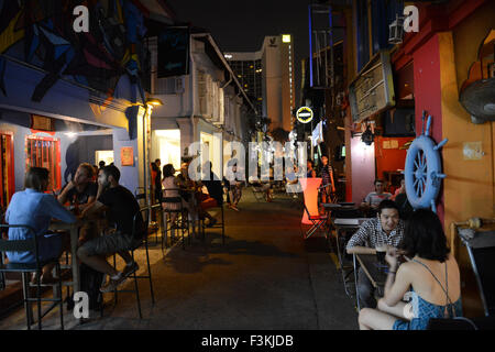 Des bars animés sur Haji Lane à Kampong Glam, Singapour. Banque D'Images