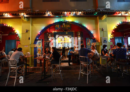 Des bars animés sur Haji Lane à Kampong Glam, Singapour. Banque D'Images