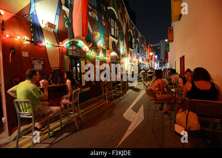 Des bars animés sur Haji Lane à Kampong Glam, Singapour. Banque D'Images