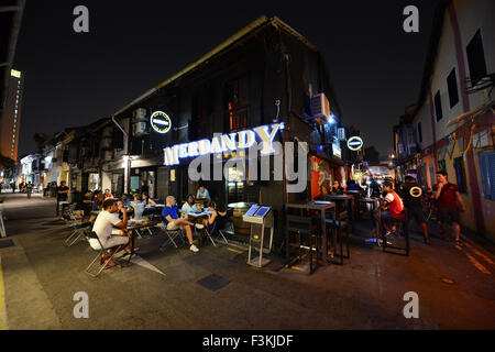 Des bars animés sur Haji Lane à Kampong Glam, Singapour. Banque D'Images