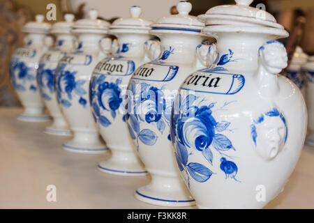 Vase en céramique, ligne blanche, avec des plafonds d'urnes Banque D'Images